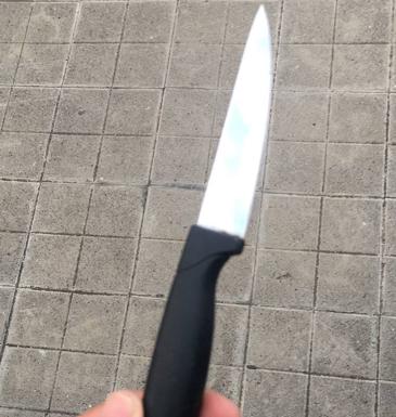 Empuña un cuchillo en medio del carril central de la Avenida Marítima