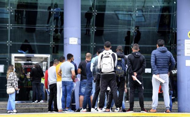 Un juez ordena a la Policía que deje a un inmigrante volar a la península