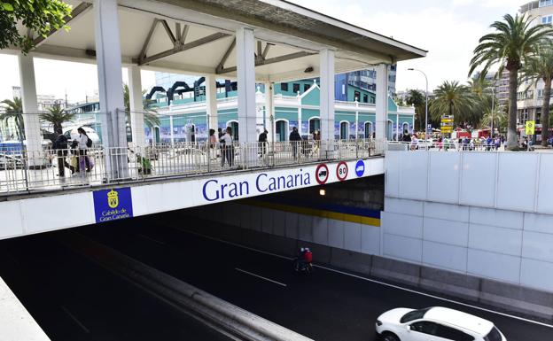 Herida una motorista tras colisionar con un camión en la Avenida Marítima