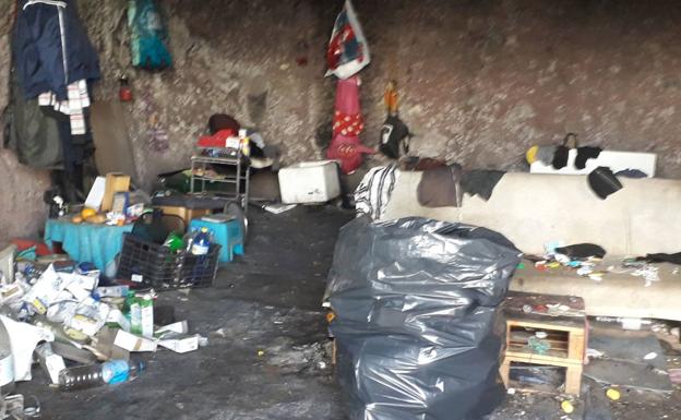 El Cabildo recupera y cierra las Cuevas de los Canarios en El Confital tras el desalojo del último okupa