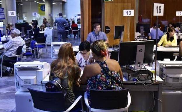 Los trabajadores en ERTE con ingresos de entre 14.000 y 18.000 euros pagarán más IRPF que con un solo pagador