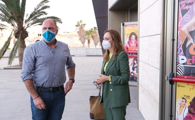 El cese de Sandra Domínguez da alas a una hipotética segunda moción de censura en el Cabildo