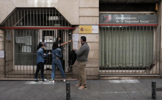 La regularización de más de medio millón de inmigrantes aportó 2.400 millones al Estado