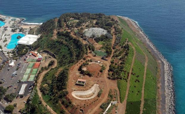 Herido tras sufrir una caída en la playa del Palmetum