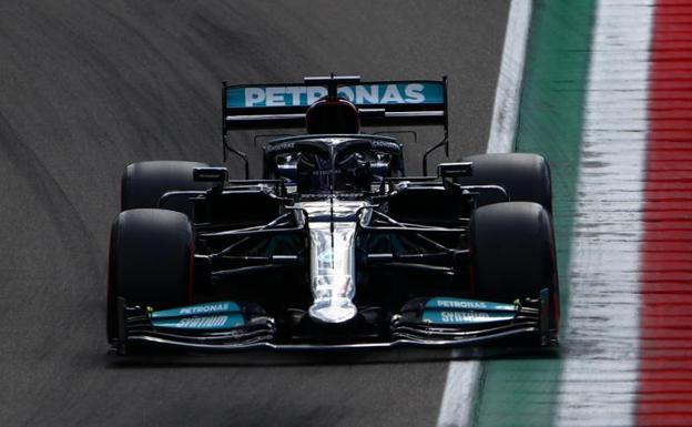 Sábado para olvidar de Sainz y Alonso y 'pole' de Hamilton en Imola
