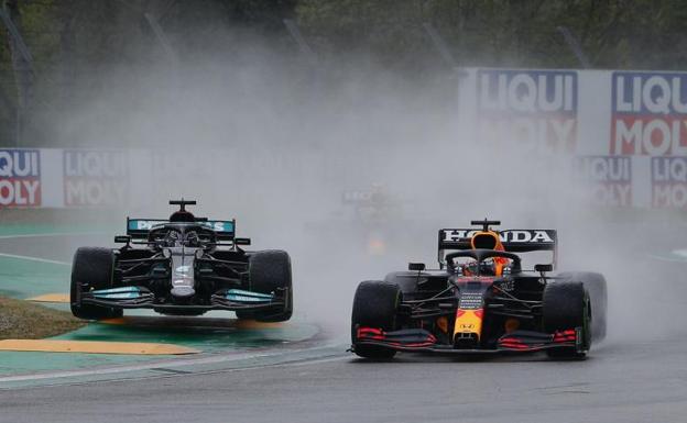 Hamilton y Verstappen lidiando en Imola