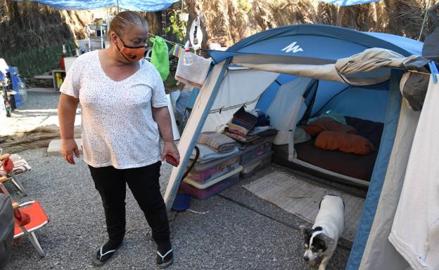 San Bartolomé pospone el desalojo de los acampados en el palmeral