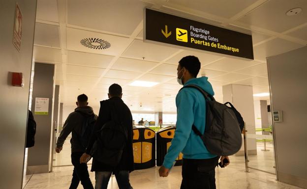 Decenas de inmigrantes ya abandonan las islas tras el desbloqueo progresivo de aeropuertos