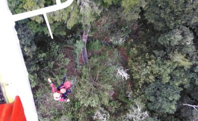 El helicóptero del GES rescata a dos senderistas perdidas en Los Silos