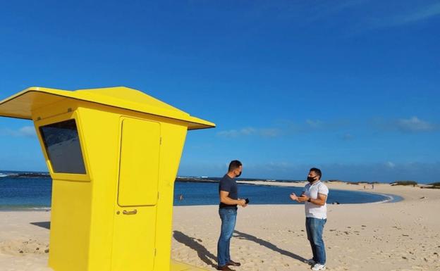 La playa de la Concha, en El Cotillo, mira hacia la bandera azul