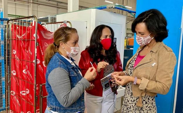 Ana Botín viaja a Gran Canaria y 'rescata' a una pequeña lavandería con futuro pero muy tocada por la covid