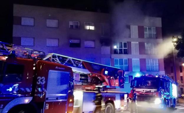 Un fallecido y dos heridos en un incendio en un edificio en Tenerife