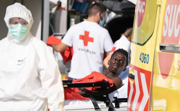Seis ocupantes del cayuco de Tenerife evacuados, y uno de ellos muy grave