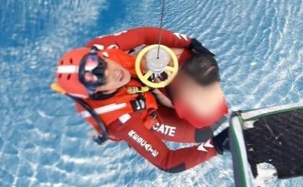 El Helicóptero del GES rescata a una joven ilesa en Tenerife