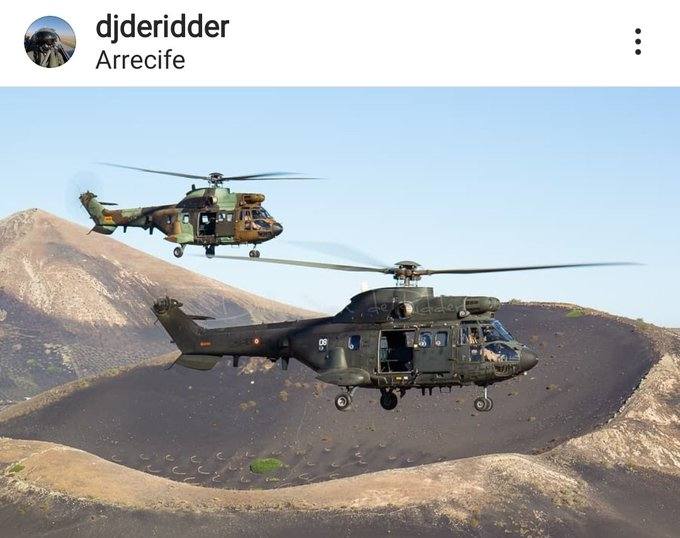 Espectacular imagen de dos helicópteros del Ejército volando entre volcanes