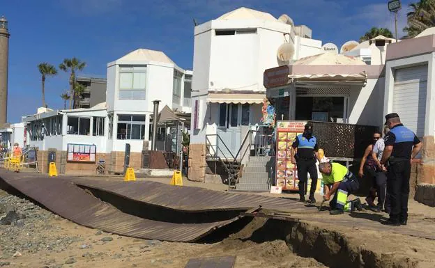 El mar se lleva una parte del paseo junto al Oasis y el Sur espera por Costas para actuar