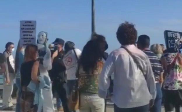 Un detenido por obstrucción a la autoridad en una concentración negacionista