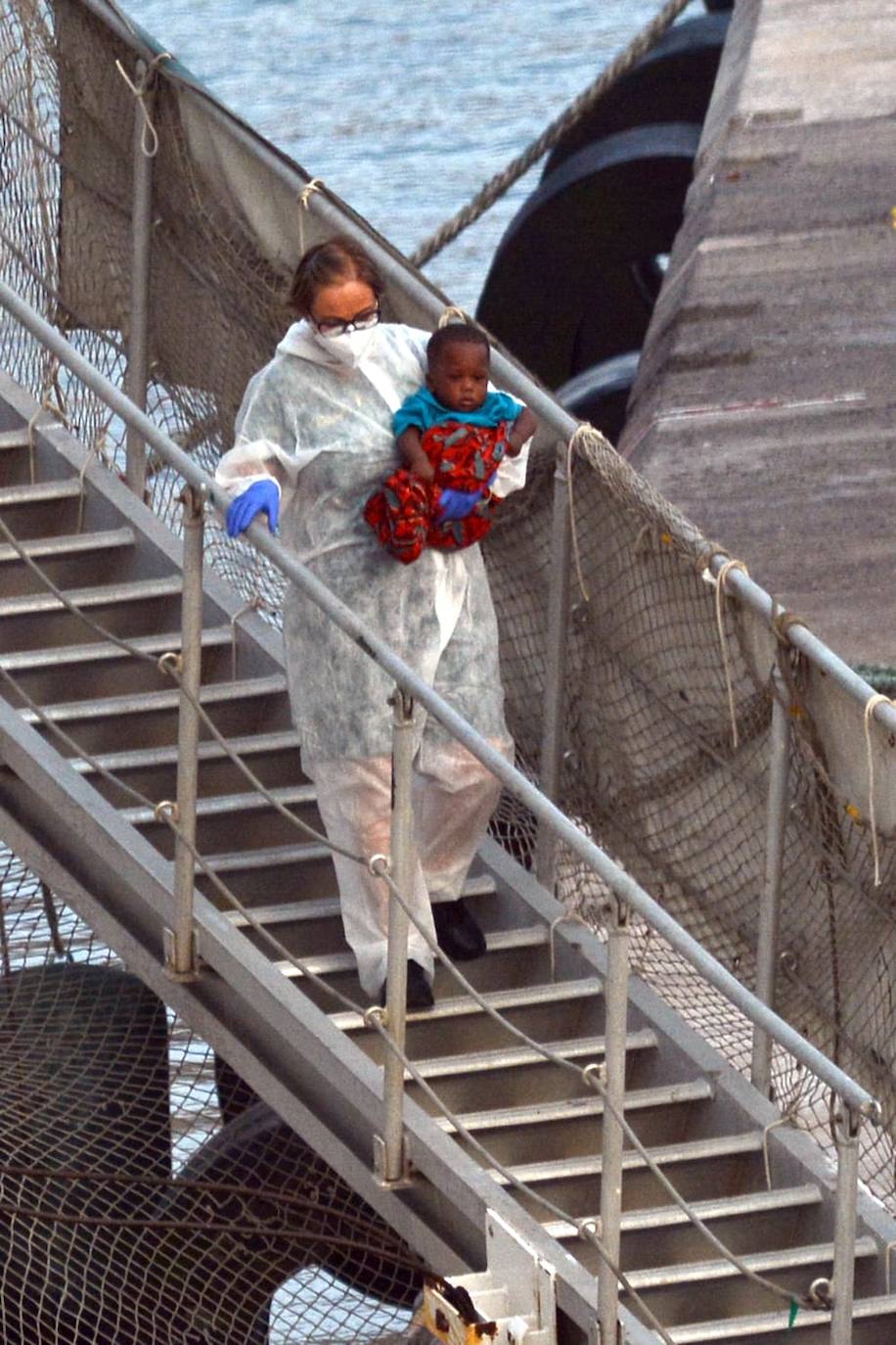 Imágenes de la llegada de los 41 migrantes de la patera remolcada a Tenerife