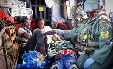 El Ejército del Aire rescató a tres supervivientes del cayuco con 17 cadáveres