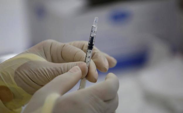 La EMA registra trombos en Pfizer y Moderna, pero sin abrir investigación