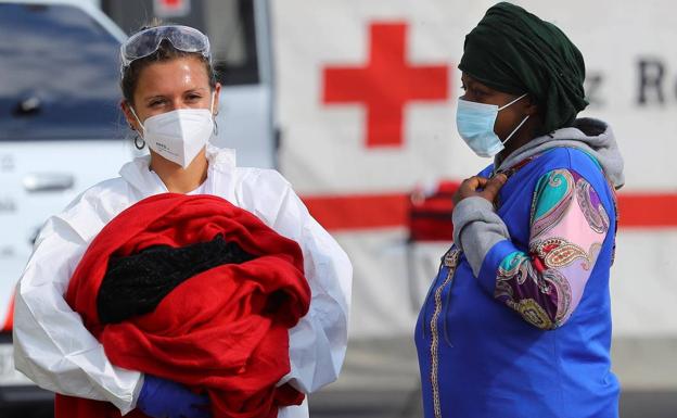 Rescatan a 45 ocupantes de una patera, entre ellos un recién nacido