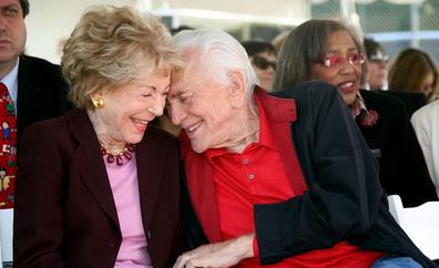 Fallece Anne, la viuda de Kirk Douglas, a los 102 años