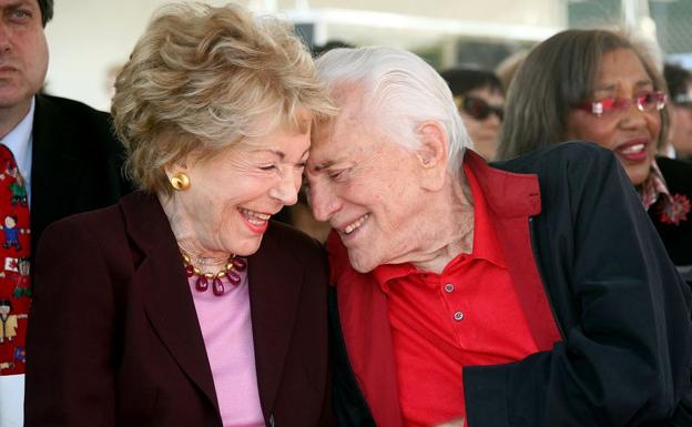 Fallece Anne, la viuda de Kirk Douglas, a los 102 años