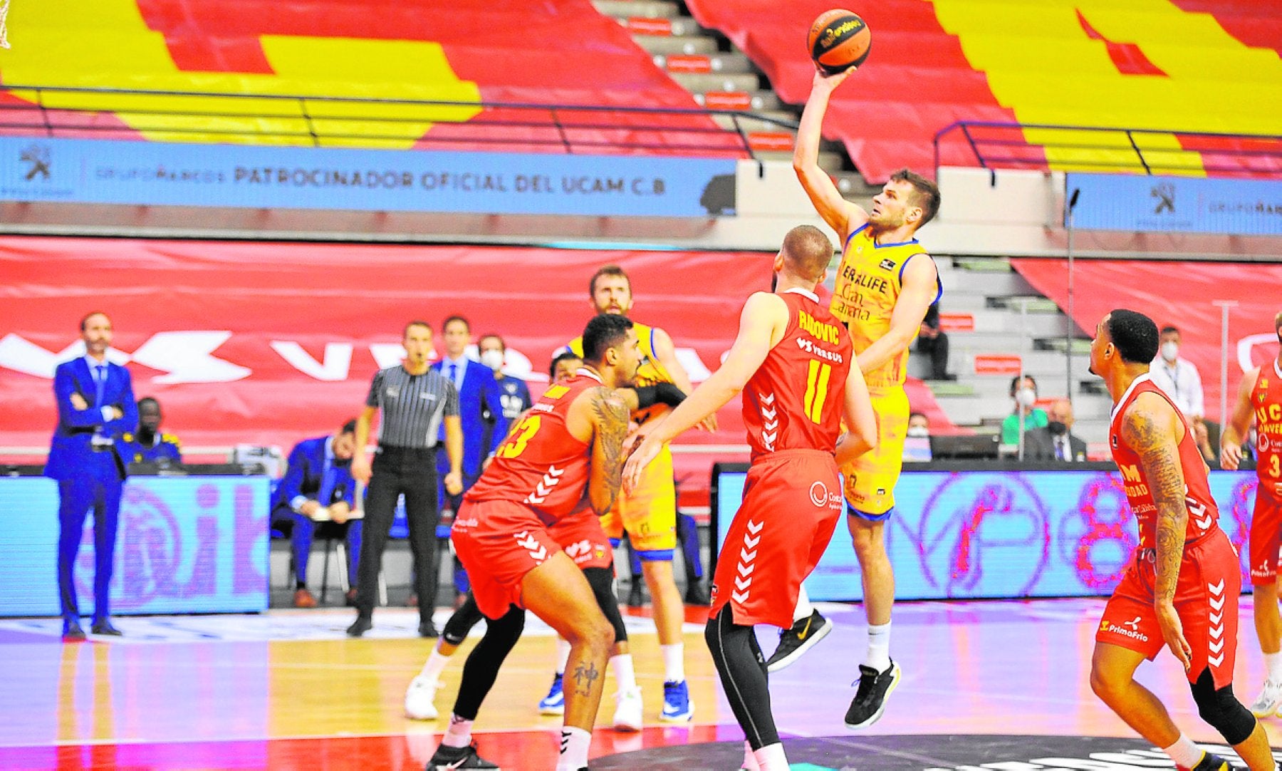 El Unicaja reacciona y eleva la necesidad del Granca de no fallar para soñar con el Playoff