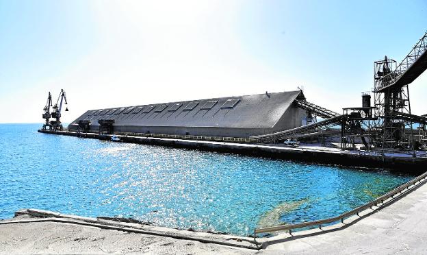 El Cabildo evita pronunciarse sobre la prórroga del uso industrial del puerto de Santa Águeda