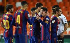 El Barça salva el 'match ball' de Mestalla y se agarra a la Liga