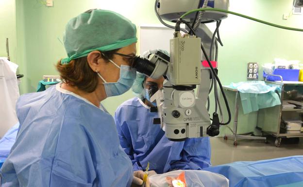 El Negrín incorpora la técnica oftalmológica Crosslinking para afectados de queratocono