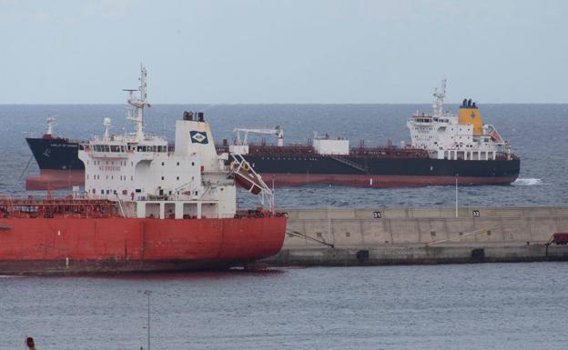 Un muerto y tres casos sospechosos de la variante india en el barco en cuarentena