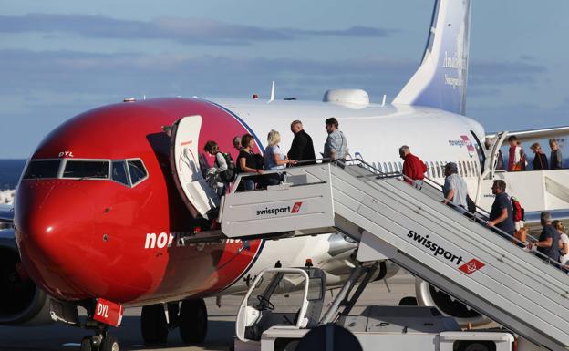 La conectividad aérea en Canarias cae en verano, pero sube desde octubre