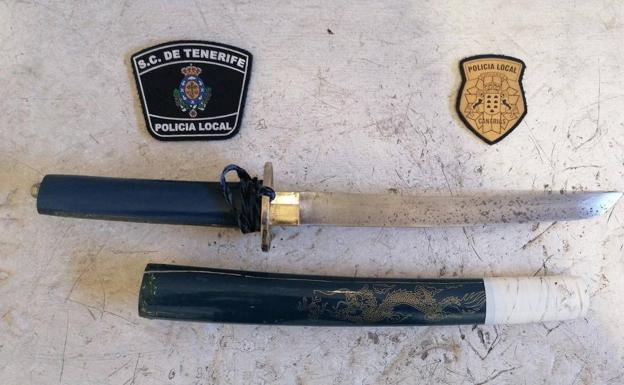 La golpea con un bate y empuña una katana durante una reyerta en plena calle en la capital tinerfeña