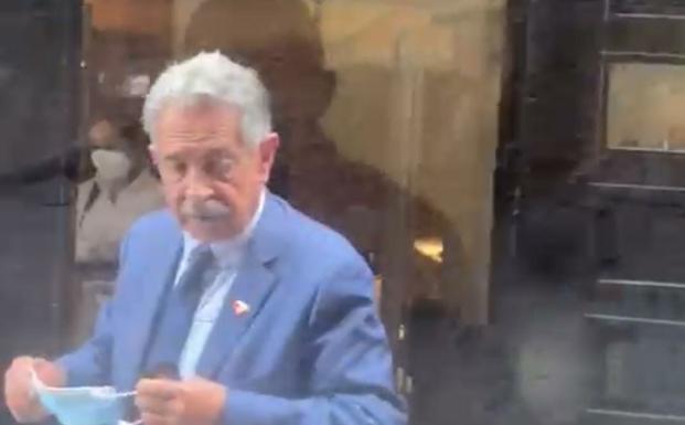 Pillan a Revilla en un almuerzo no permitido y él lo niega