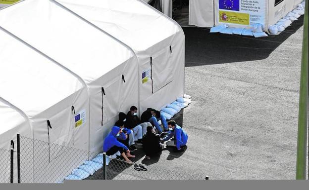 El Estado ha trasladado a la península a 1.800 inmigrantes en las últimas cinco semanas