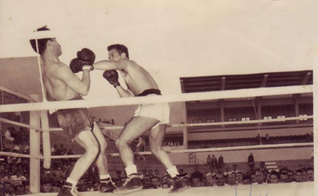 Boro Domínguez, en el famoso Combate del Siglo ante Chato Saavedra en 1956. 