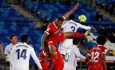 Madrid y Sevilla empatan con polémica y la Liga sigue igual