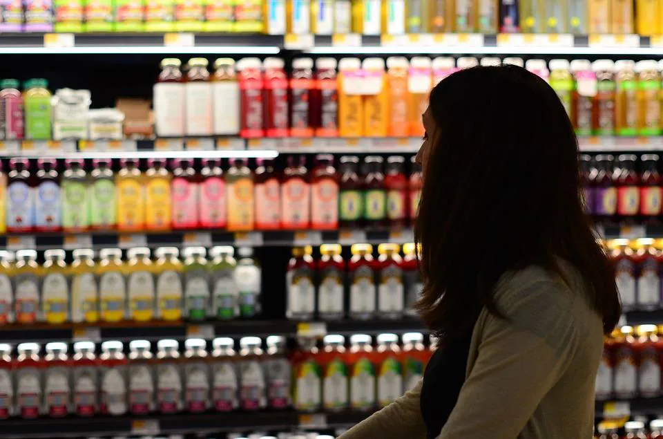 Una mujer comprando en el supermercado. 