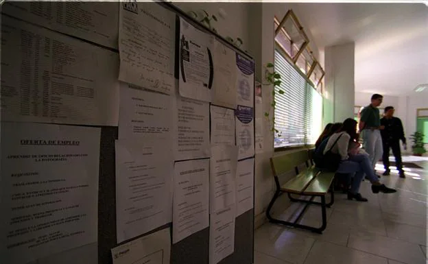 Imagen de archivo de ofertas de trabajo en una oficina de empleo. / ARCADIO SUÁREZ