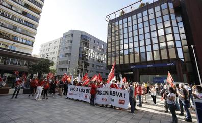 Protesta de los trabajadores del BBVA por el ERE masivo