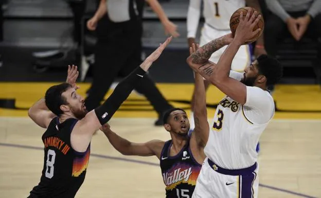 Davis impulsa a los Lakers ante los Suns