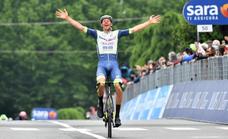 Van der Hoorn se lleva la tercera etapa del Giro y Ganna sigue líder