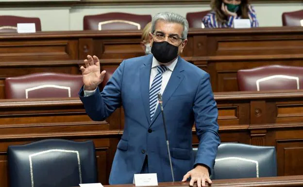 El vicepresidente y consejero de Hacienda, Román Rodríguez, ayer durante una intervención en el Parlamento de Canarias. 