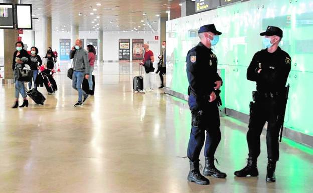 Partidos y ONG celebran que el Estado acelere el traslado de inmigrantes