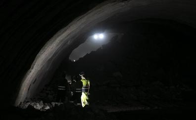 Una voladura abre los últimos 4 metros del túnel de Guguillo
