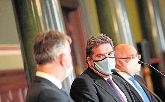 3.200 inmigrantes permanecen en los centros de acogida en Canarias