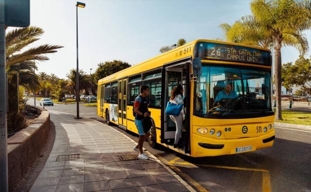 Los usuarios de guaguas suben un 50% en marzo en Canarias