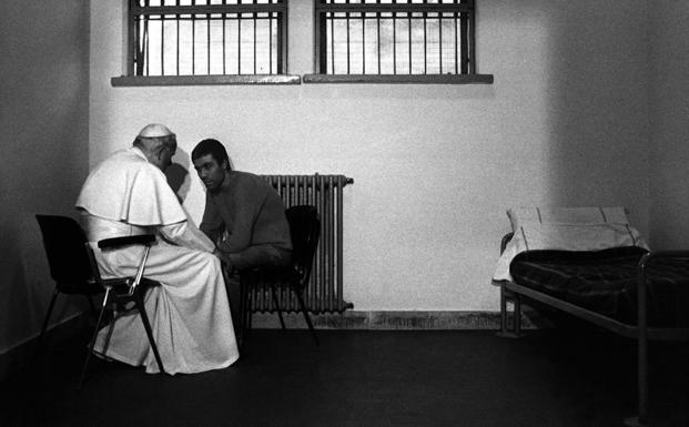 El Papa conversa en prisión con Ali Agca, autor del atentado.
