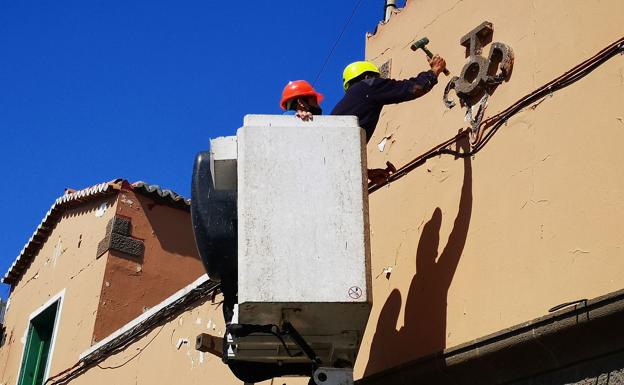 Ingenio retira los restos franquistas